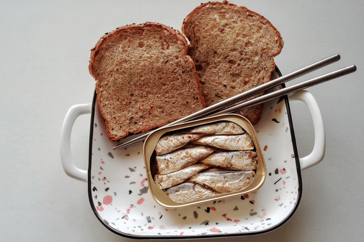 ilustrasi membuat toast panggang topping sarden