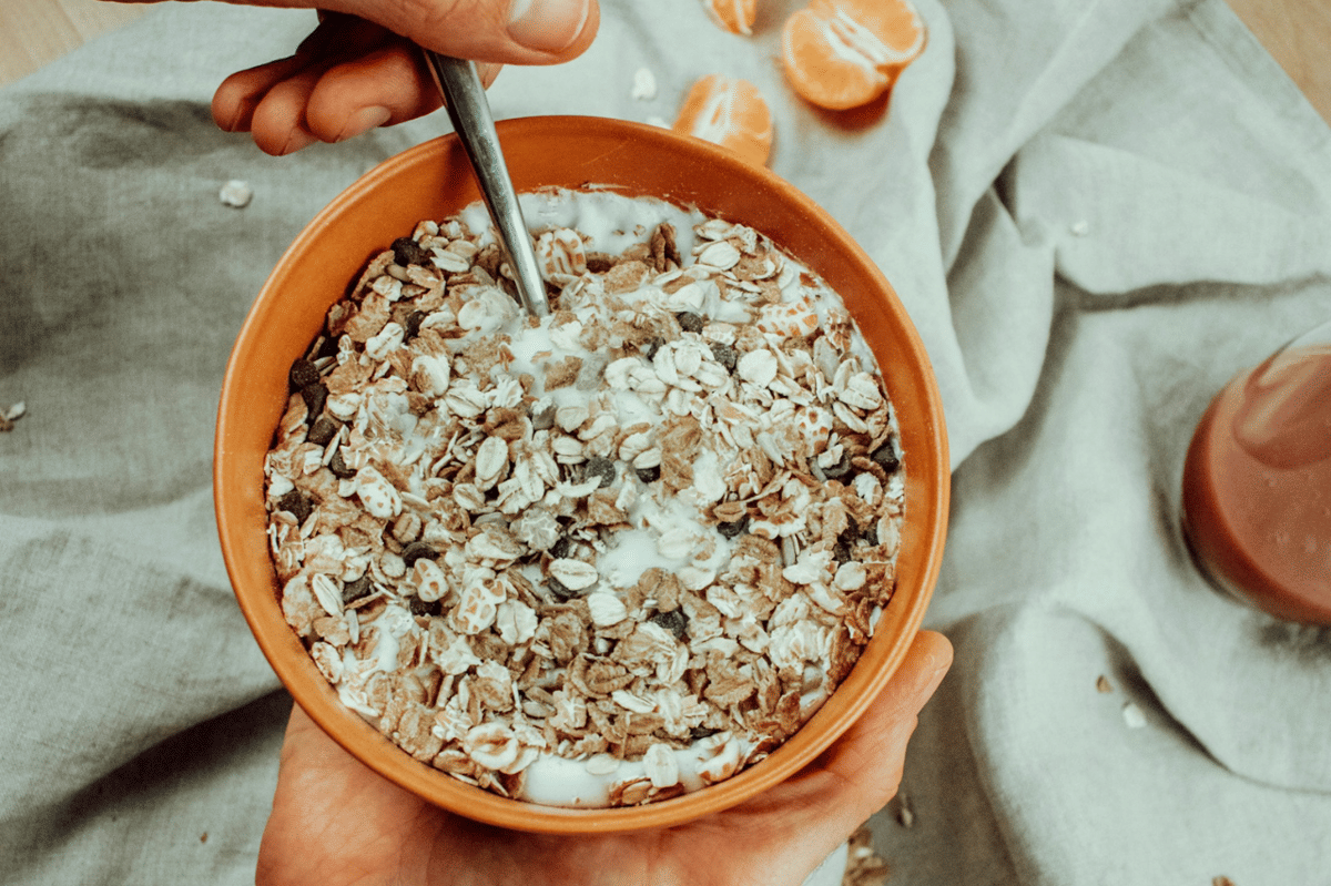 ilustrasi membuat orange blueberry overnight oats