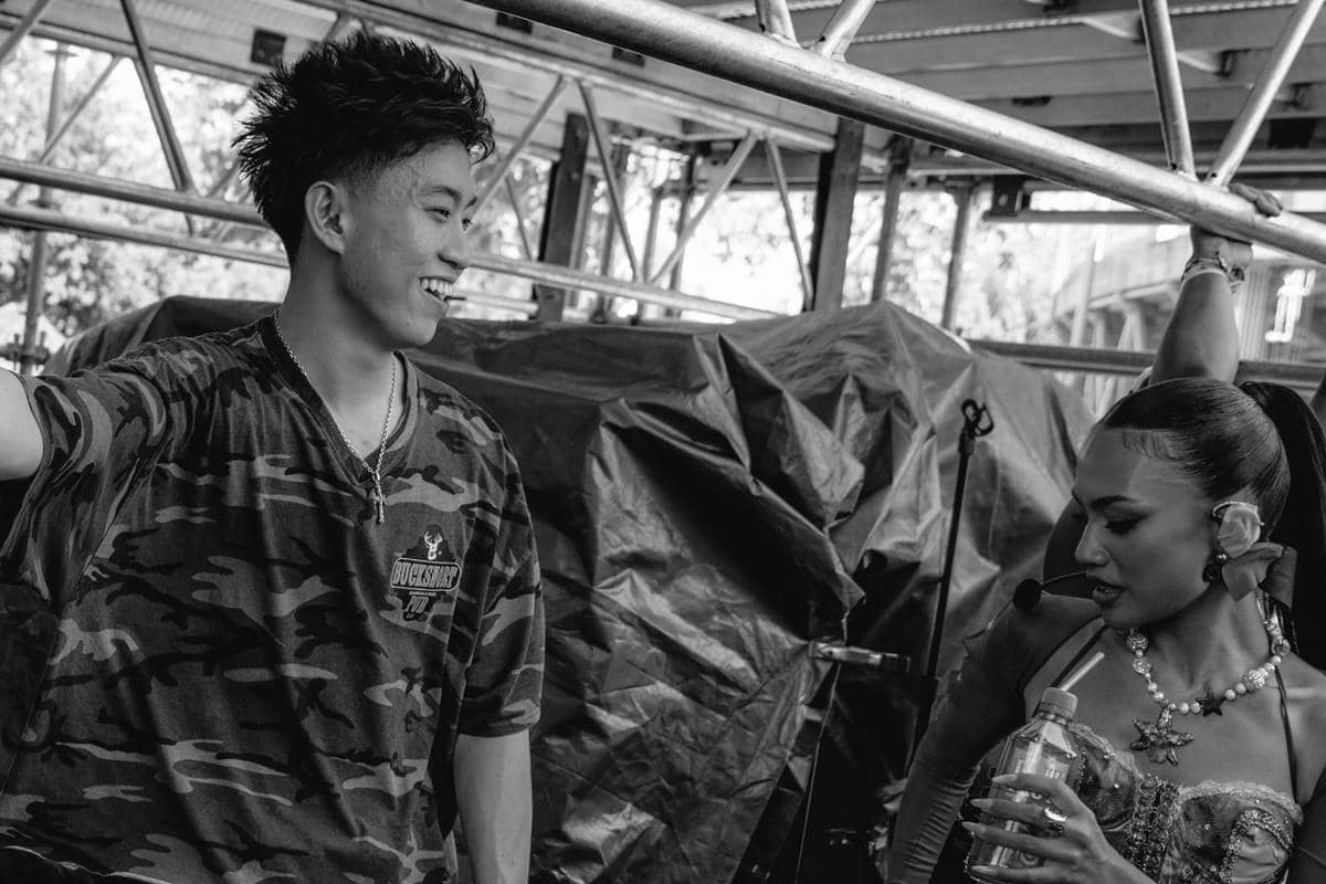 7 Potret Kebersamaan Rich Brian dan Esther no na, Saling Mendukung