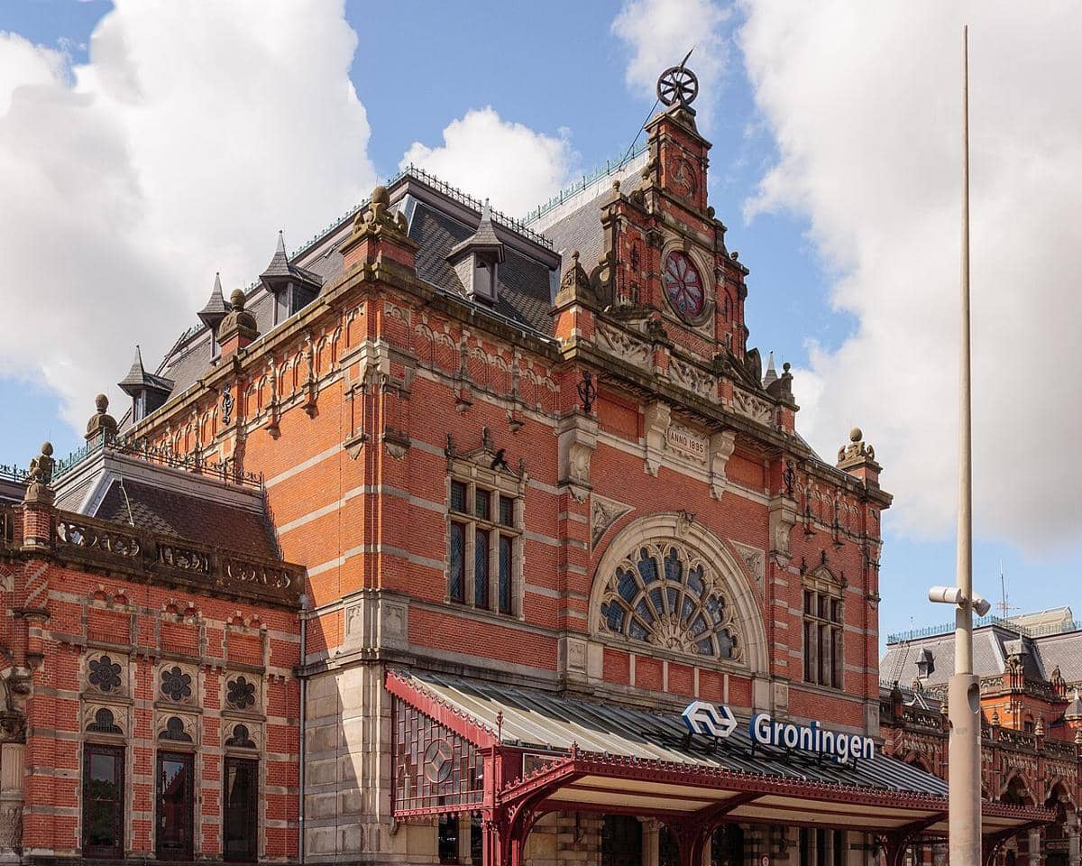 Fasad Stasiun Kereta Api Groningen.