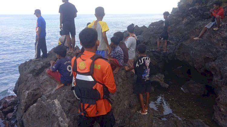 Tim SAR gabungan melakukan pencarian nelayan Sikka Maumere yang ditemukan meninggal setelah tidak pulang melaut.