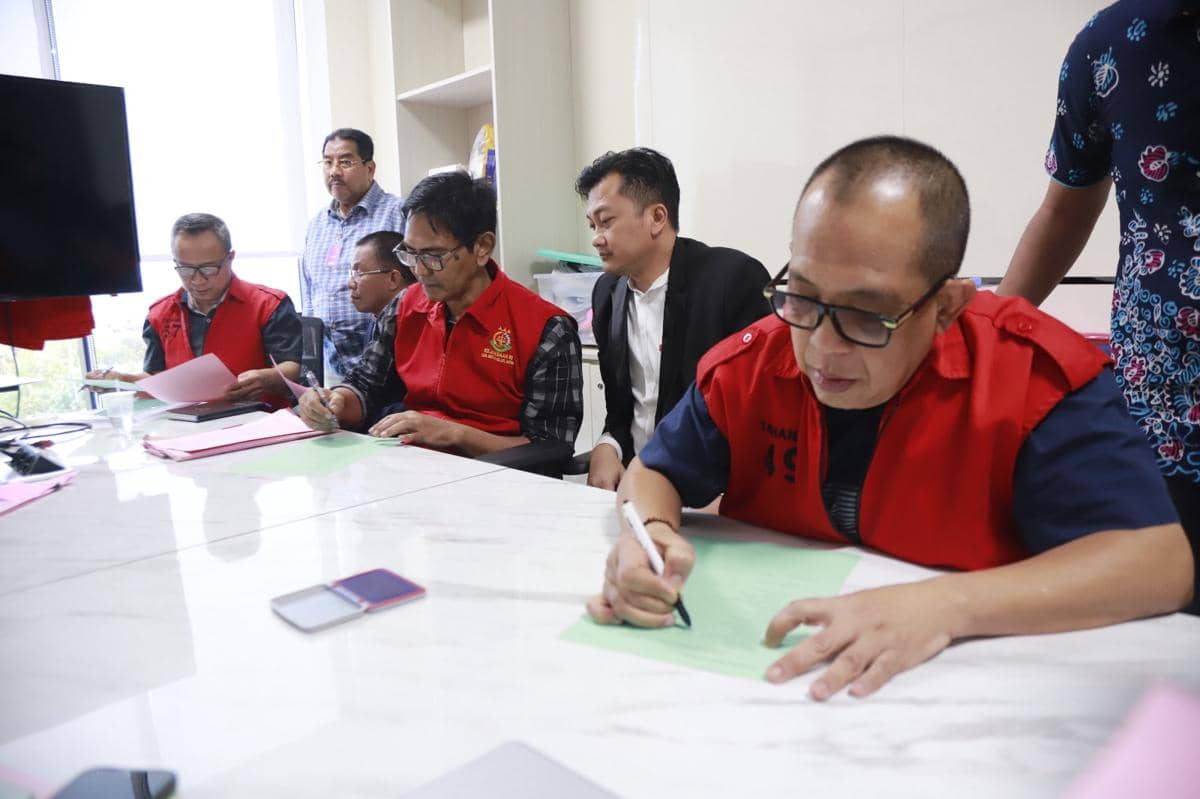 Kejari Surabaya Terima Pelimpahan Tersangka Korupsi ESDM Jatim
