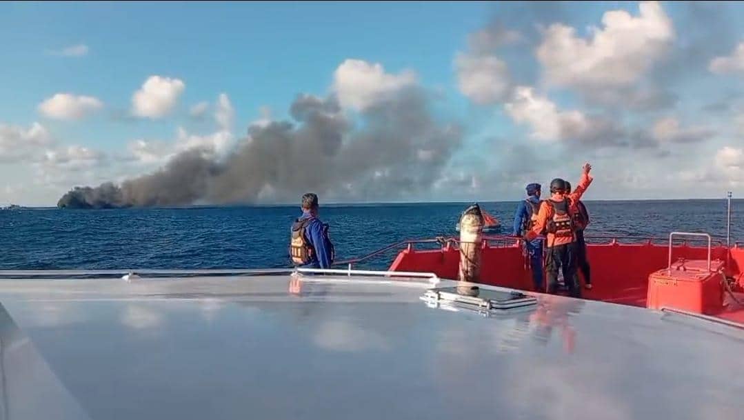 Tim SAR Evakuasi Penumpang KMP Putri Yasmin Terbakar di Selat Lombok