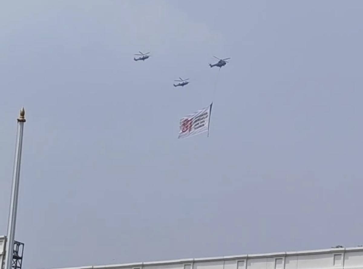 Helikopter membawa bendera logo HUT ke-81 RI (IDN Times/Ilman Nafi'an)