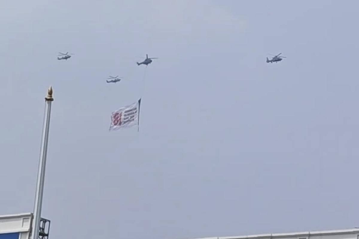 Helikopter membawa bendera logo HUT ke-81 RI (IDN Times/Ilman Nafi'an)