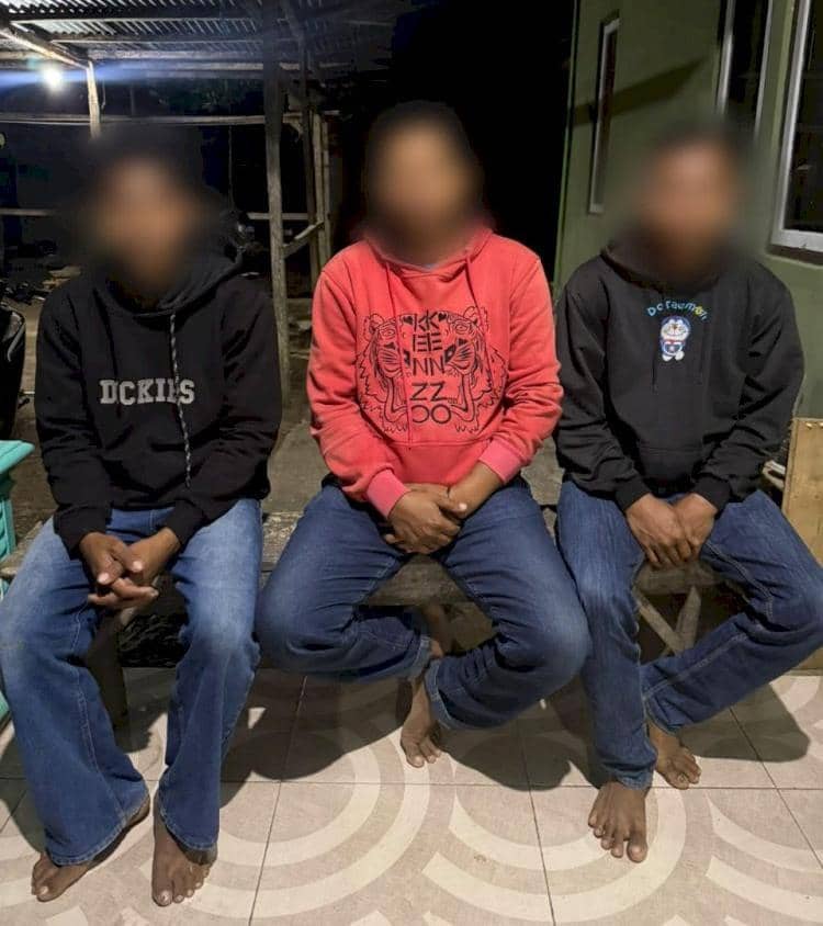 Tiga pria yang diamankan Polres Manggarai Barat terkait kasus pembakaran burung hantu hidup-hidup.