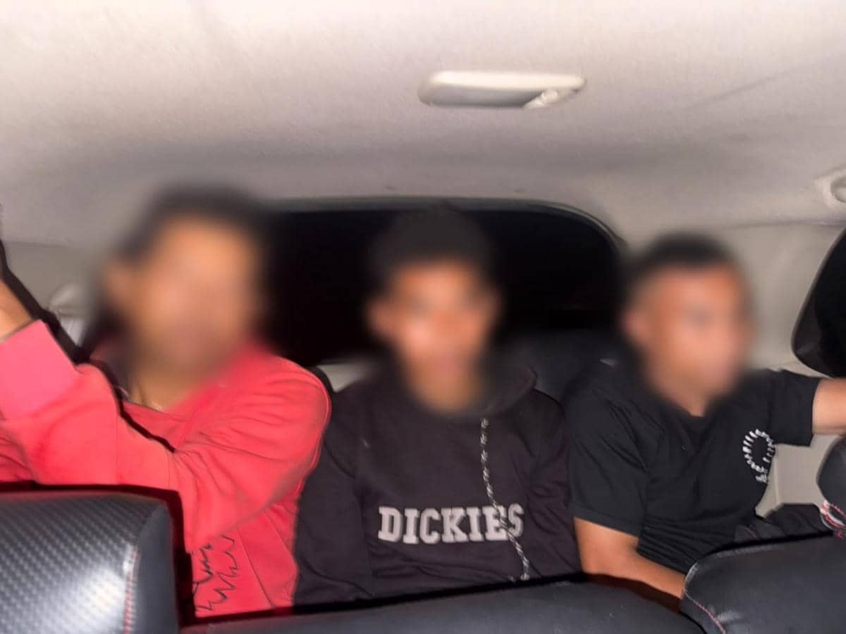Tiga pria terduga pembakar burung hantu hidup-hidup yang diamankan oleh Polres Manggarai Barat.