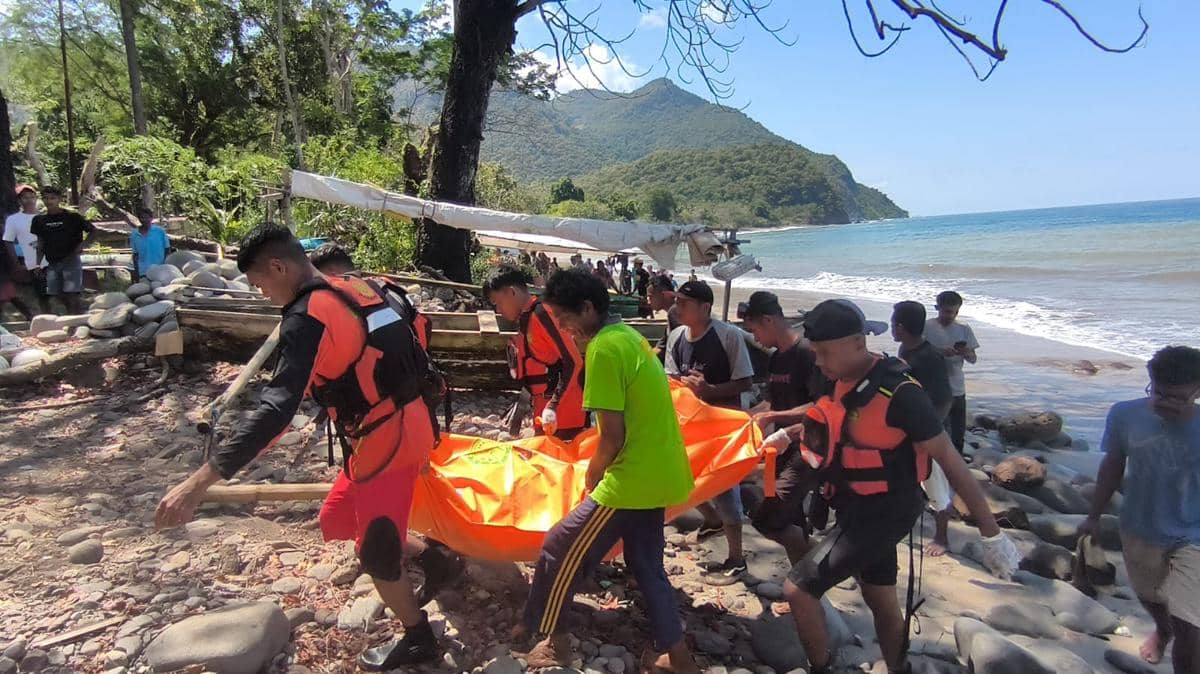 Tim SAR Gabungan melakukan pencarian nelayan Sikka di Maumere yang ditemukan meninggal setelah tak pulang melaut.