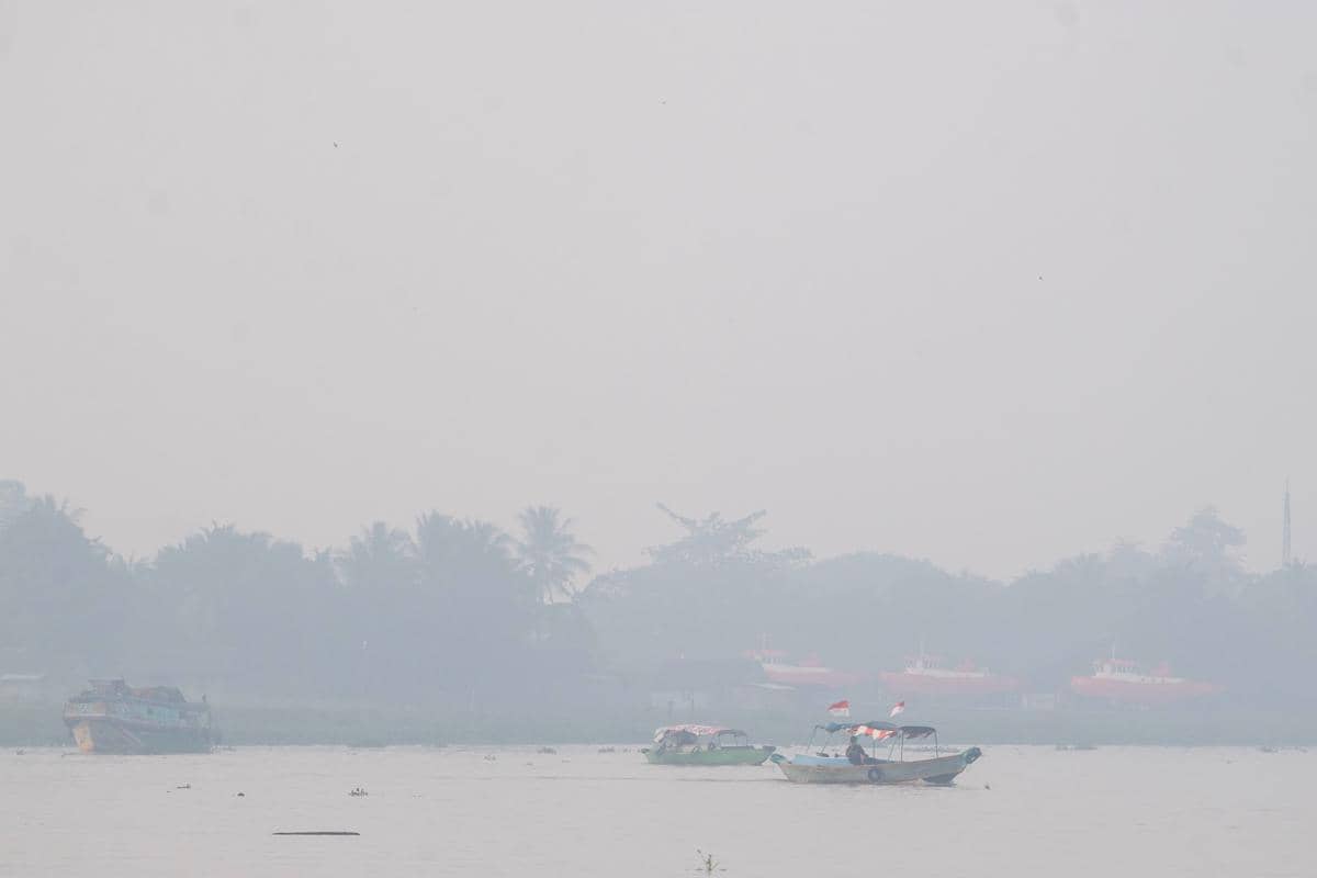 Kondisi kabut asap menyelimuti perairan Sungai Musi kota Palembang, Rabu 12 Agustus 2026.