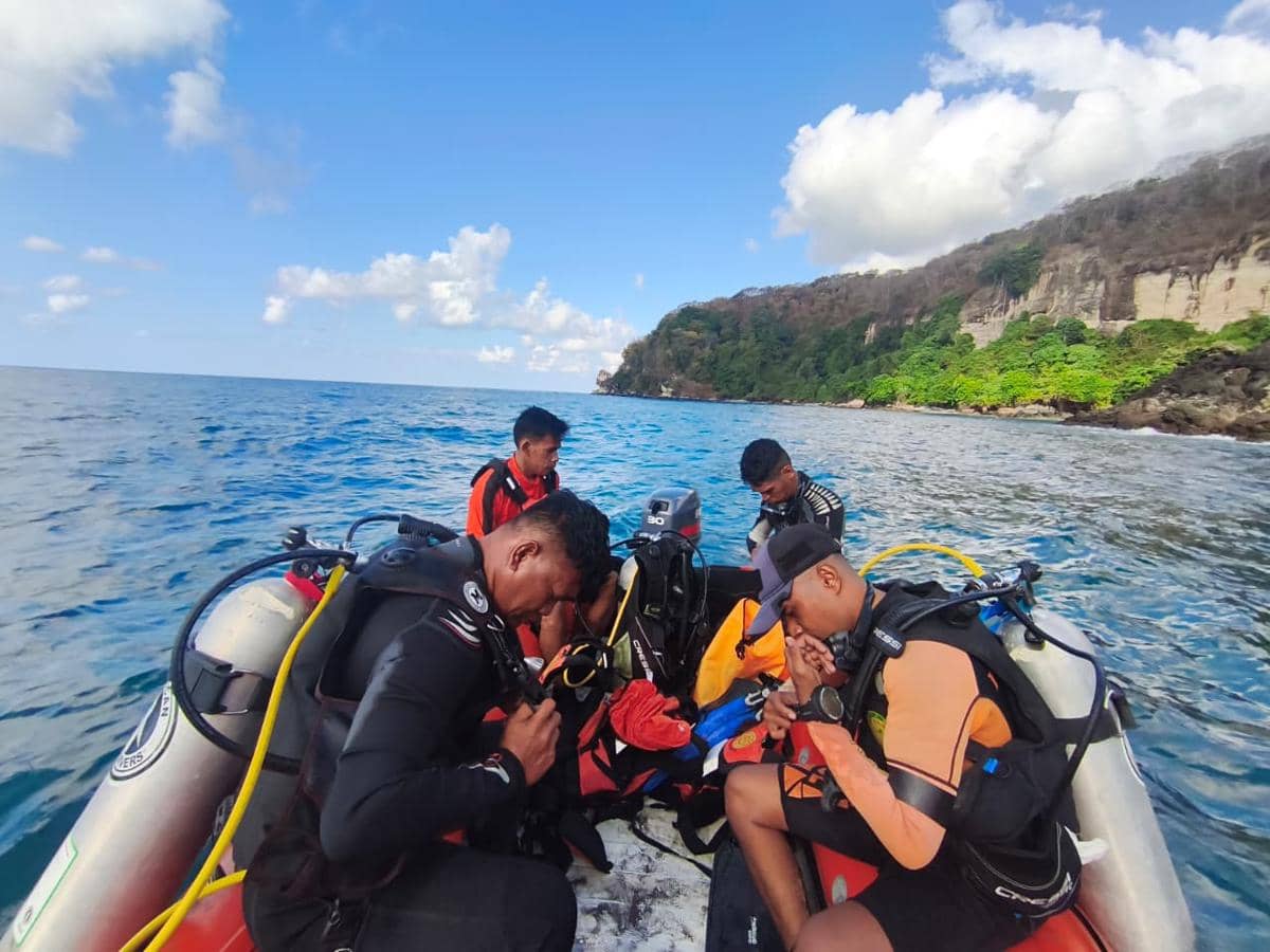 Tim SAR gabungan melakukan pencarian nelayan Sikka Maumere yang ditemukan meninggal setelah tidak pulang melaut.