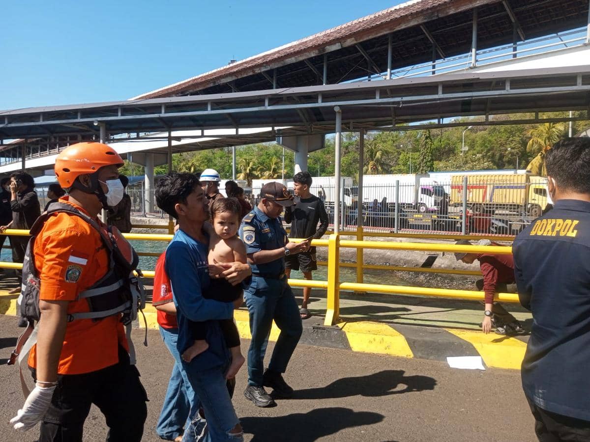 Petugas mengevakuasi penumpang KMP Putri Yasmin di area Pelabuhan Padang Bai dalam situasi darurat.