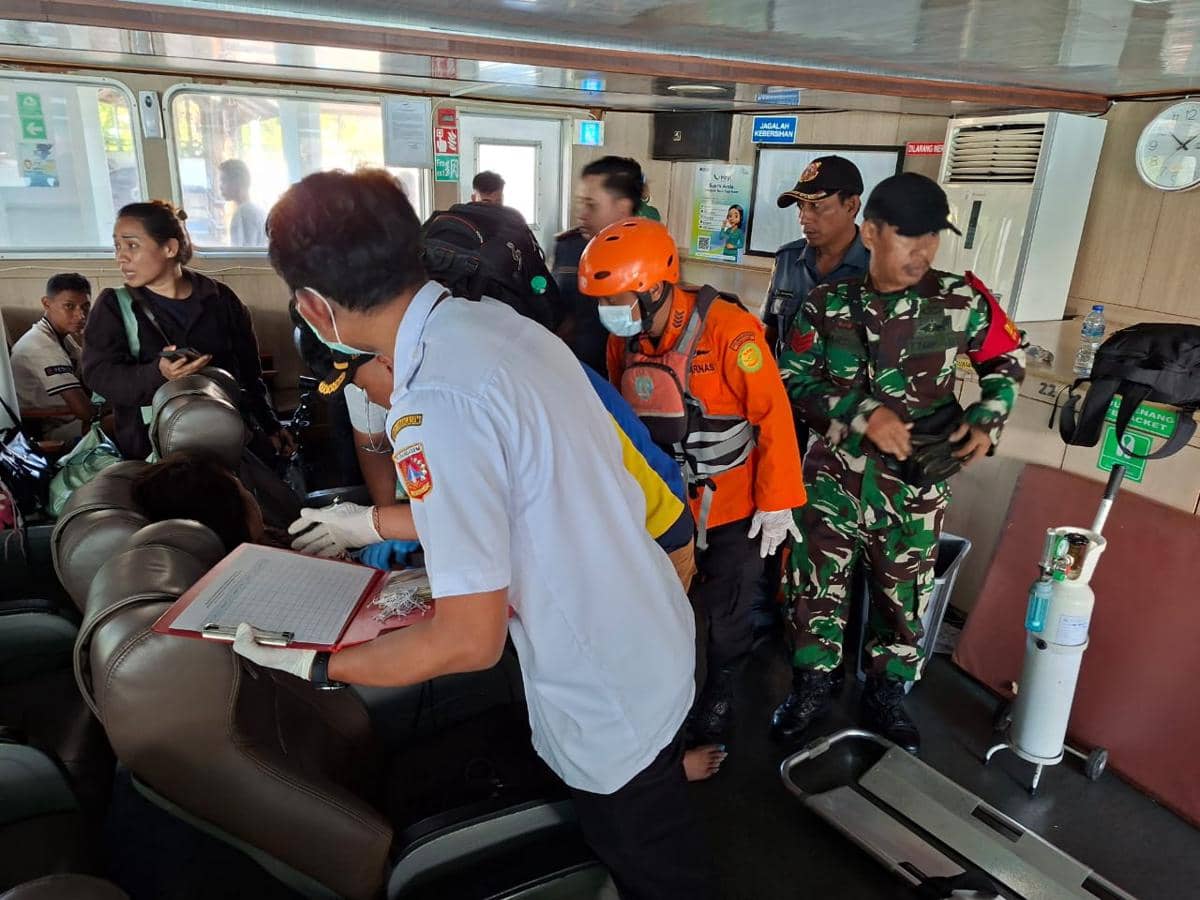 Petugas melakukan evakuasi terhadap para penumpang KMP Putri Yasmin di Pelabuhan Padang Bai, Bali.