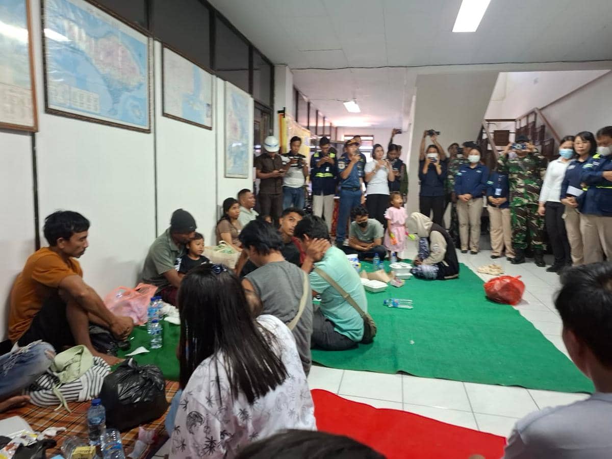 Sejumlah penumpang KMP Putri Yasmin menjalani proses evakuasi di kawasan Pelabuhan Padang Bai, Bali.