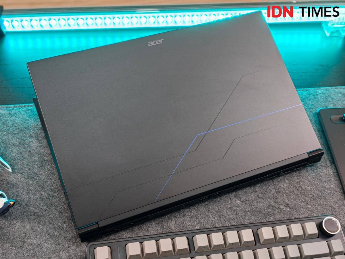 Laptop Acer Aspire 7 Pro New Generation berwarna hitam dengan layar terbuka dan keyboard terlihat dari sudut depan.