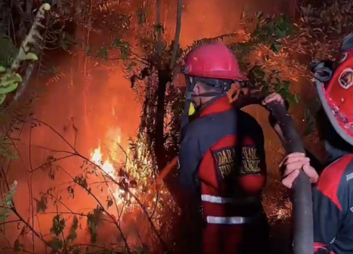Karhutla Mengganas di Kubu Raya, Relawan Berjuang di Tengah Kepungan Asap
