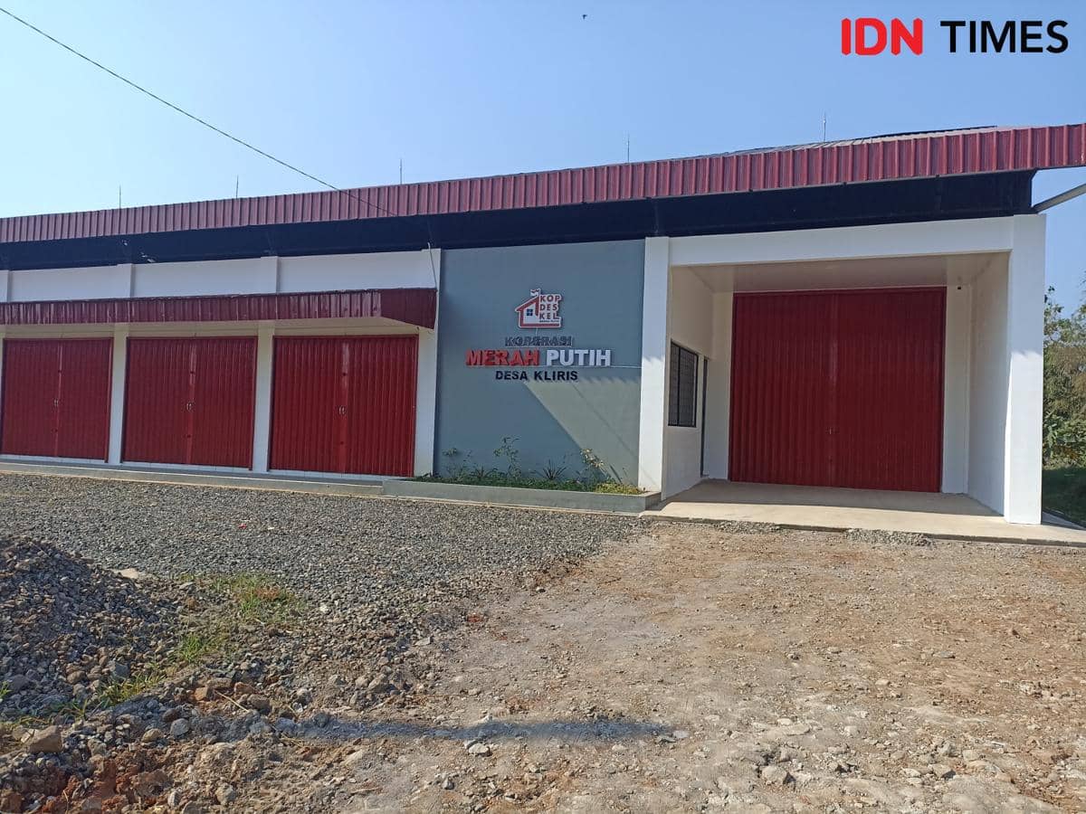 Bangunan KDMP Kliris di Kecamatan Boja, Kabupaten Kendal, telah dibangun namun belum beroperasi dan tampak sepi.