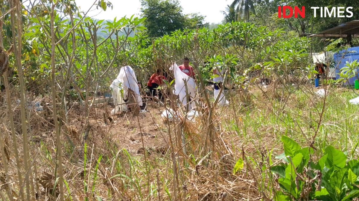 Proses ekshumasi untuk memeriksa kondisi jenazah dan membantu mengungkap cara serta sebab kematian.