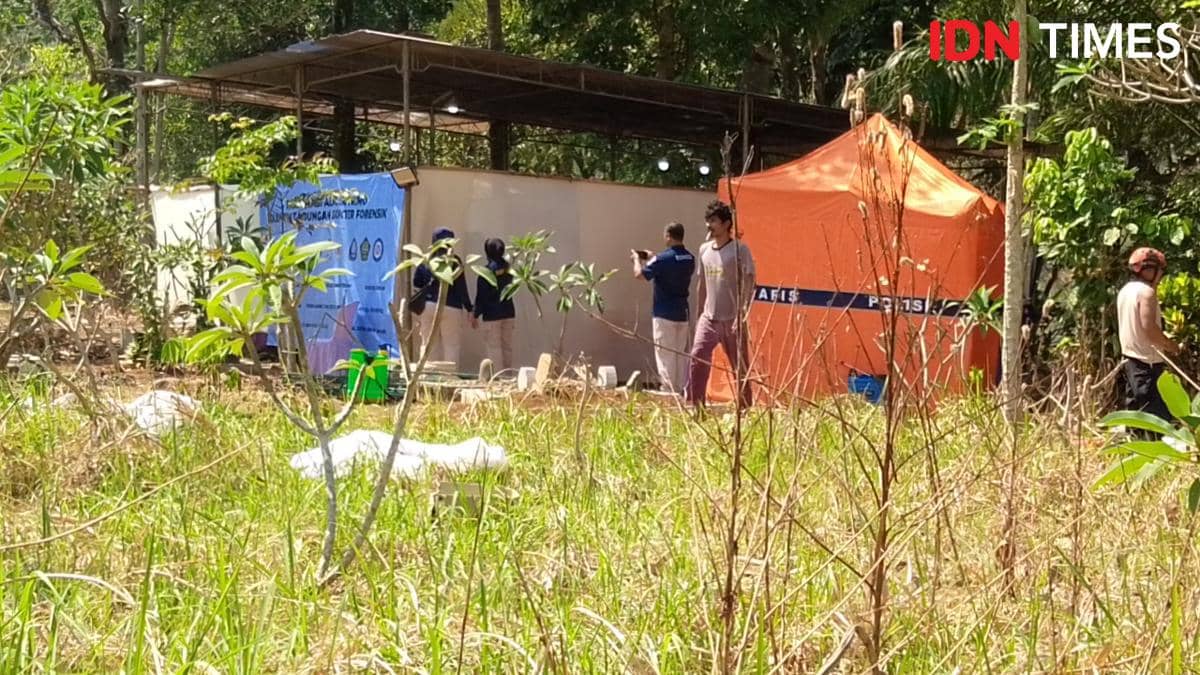 Tanah makam tempat Sutrimo dikuburkan di area pemakaman dinilai cukup baik untuk memudahkan proses pembongkaran.