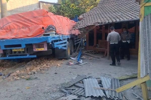 Truk Semen Tabrak Motor dan Rumah di Ngawi, 1 Orang Tewas