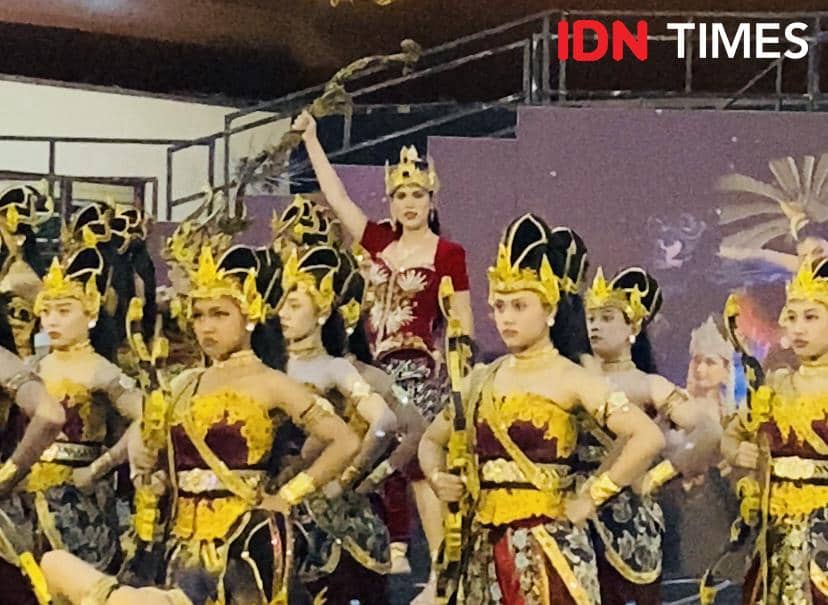 Raisa berpose mengenakan busana hitam dengan aksesori merah saat Latihan Akbar Pagelaran Sabang Merauke 2026 di Yogyakarta.