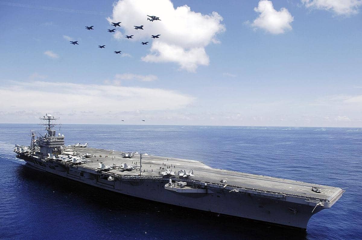 Kapal Induk USS Abraham Lincoln: Tujuh Personel Tewas dalam Bentrokan