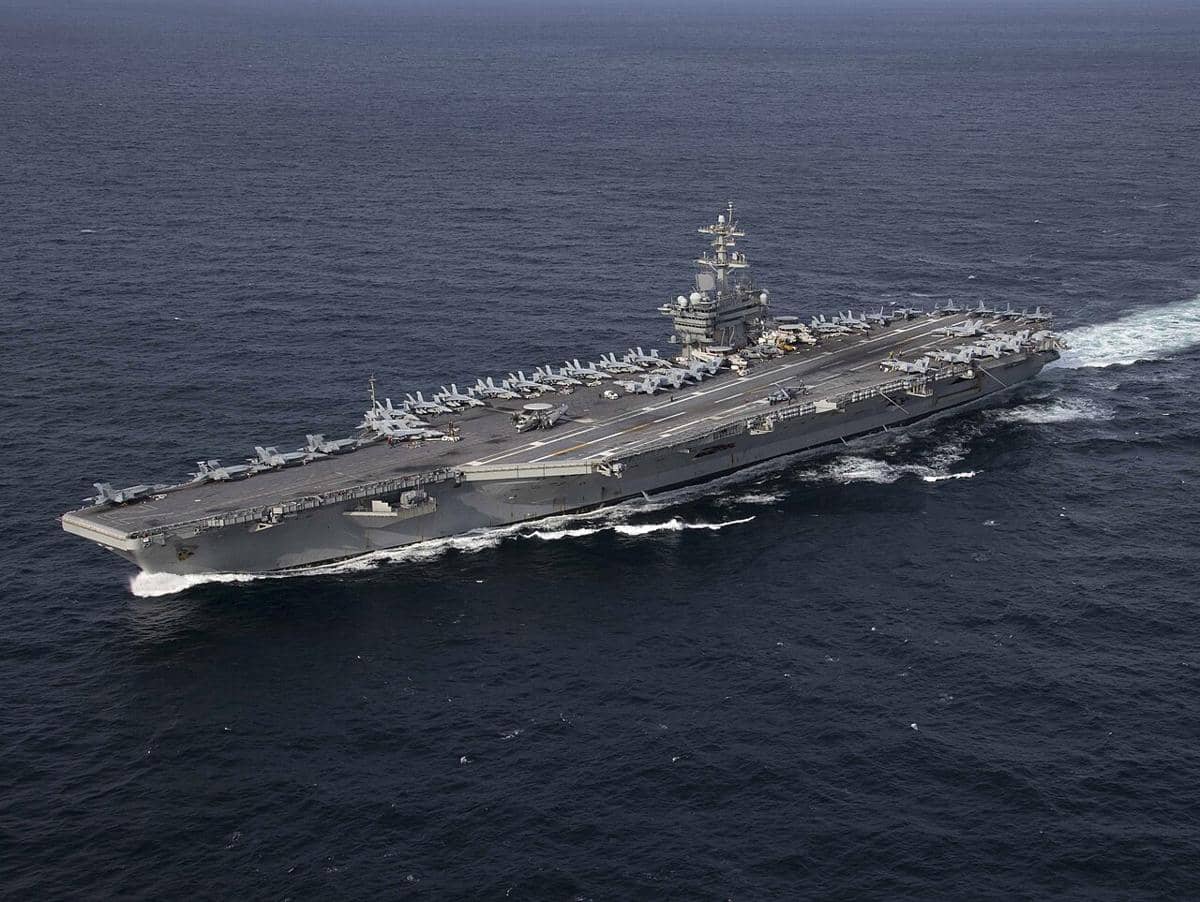 Kapal induk USS Abraham Lincoln
