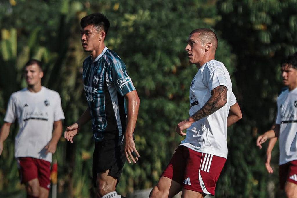 Aksi pemain PSM, Stefan Jevtoski, dalam laga uji coba pramusim melawan Persita pada 11 Agustus 2026.