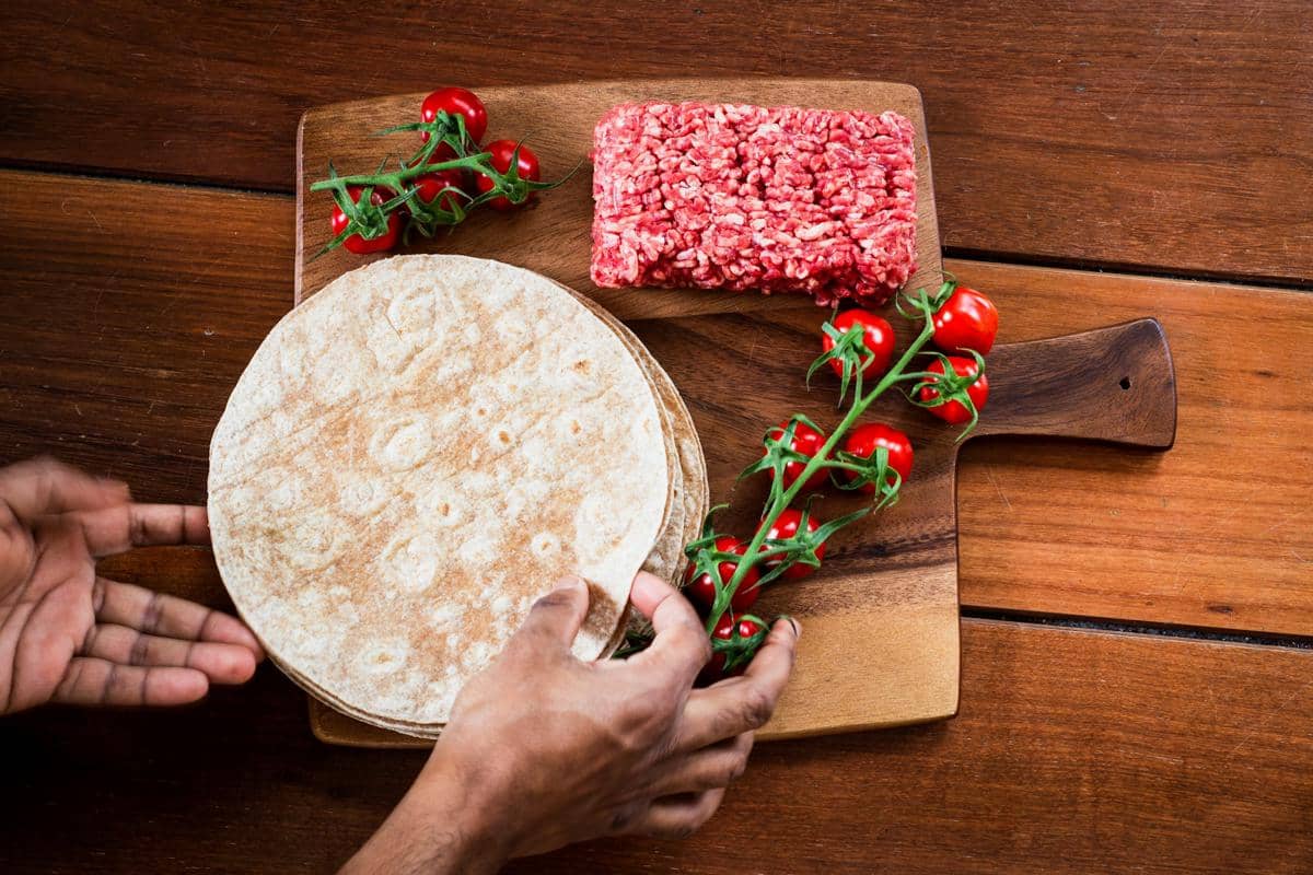 ilustrasi bahan taco daging sapi dan hummus