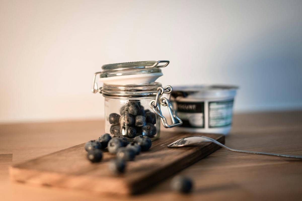 ilustrasi bahan orange blueberry overnight oats