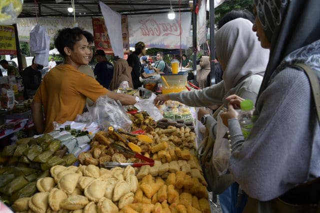 suasana di pasar jajanan pagi