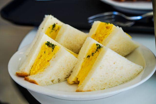 ilustrasi egg sandwich atau tamago sando