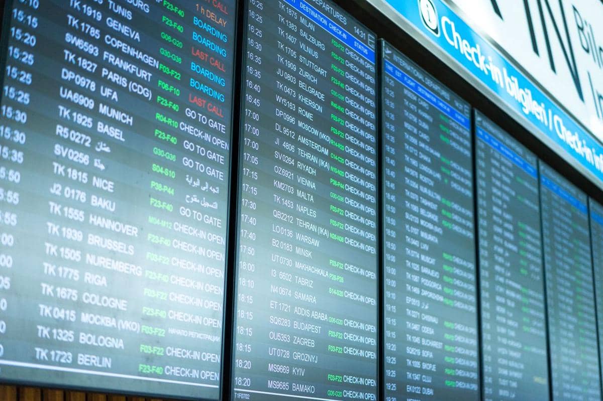 ilustrasi layar jadwal penerbangan di terminal bandara
