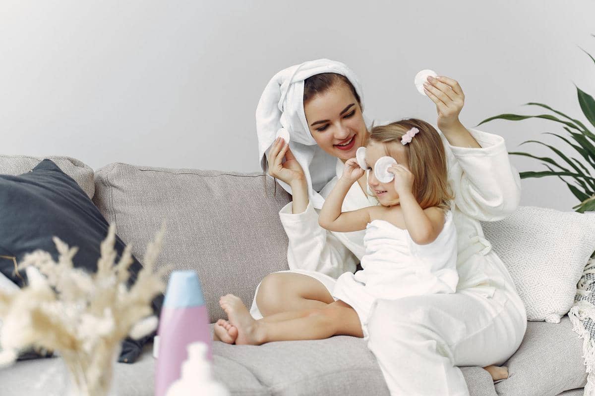5 Cara Bersihkan Makeup Karnaval Anak agar Mata Tak Perih