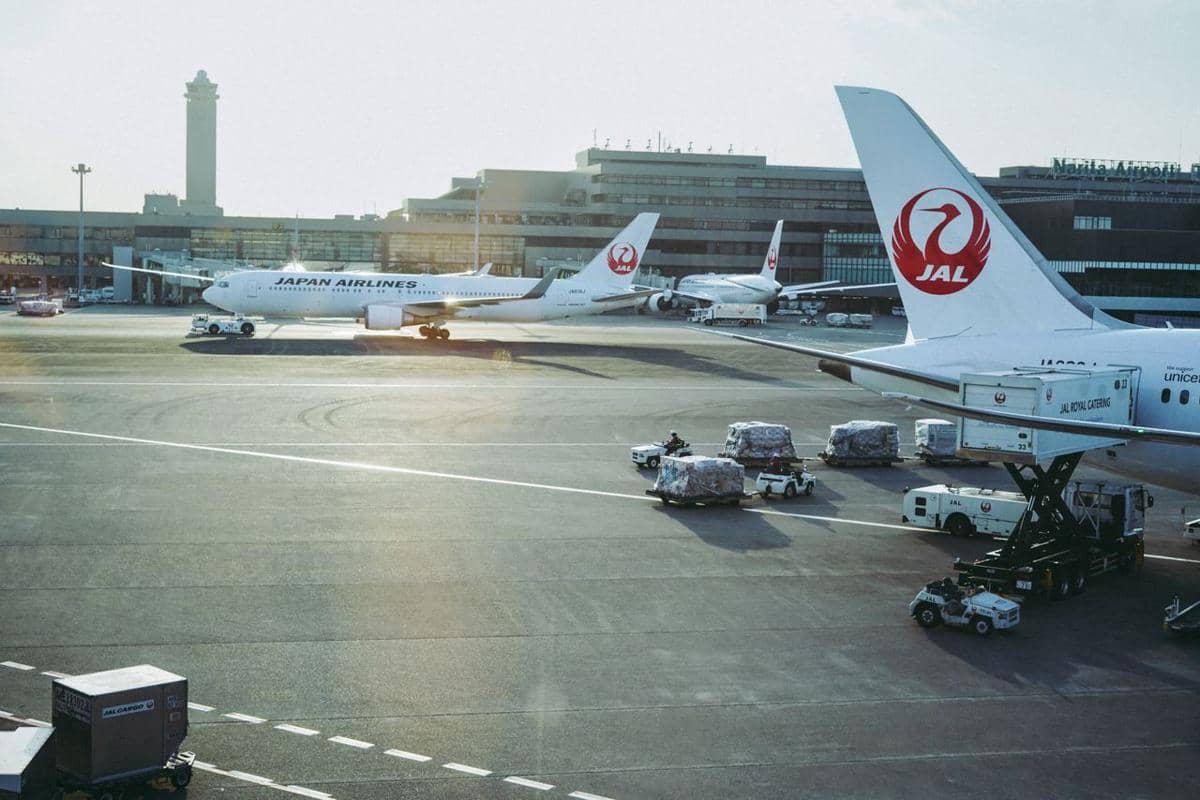 ilustrasi pesawat Japan Airlines di landasan bandara
