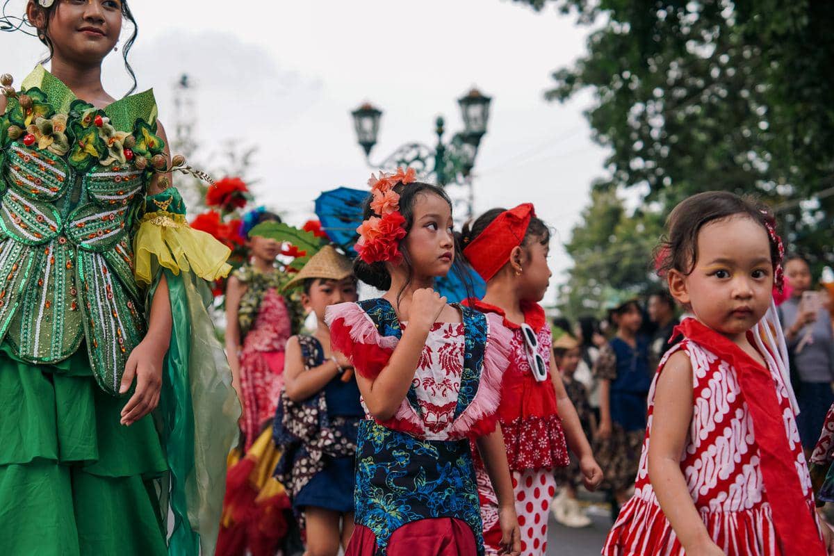 ilustrasi tips memilih baju merah putih anak karnaval