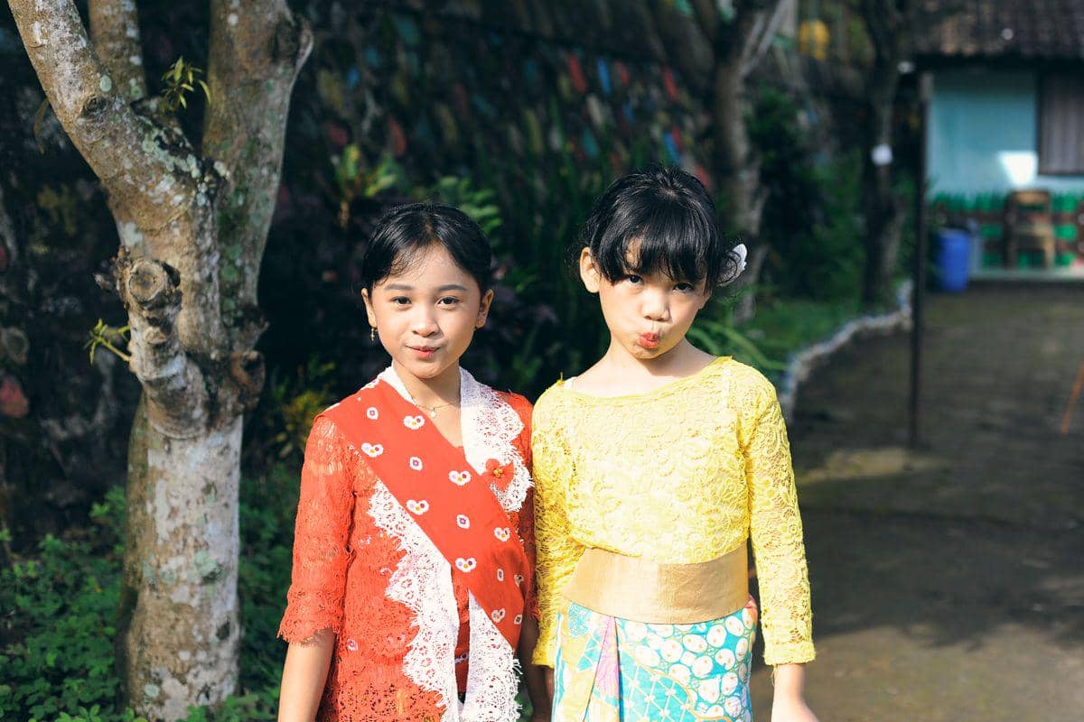 ilustrasi tips memilih baju merah putih anak karnaval