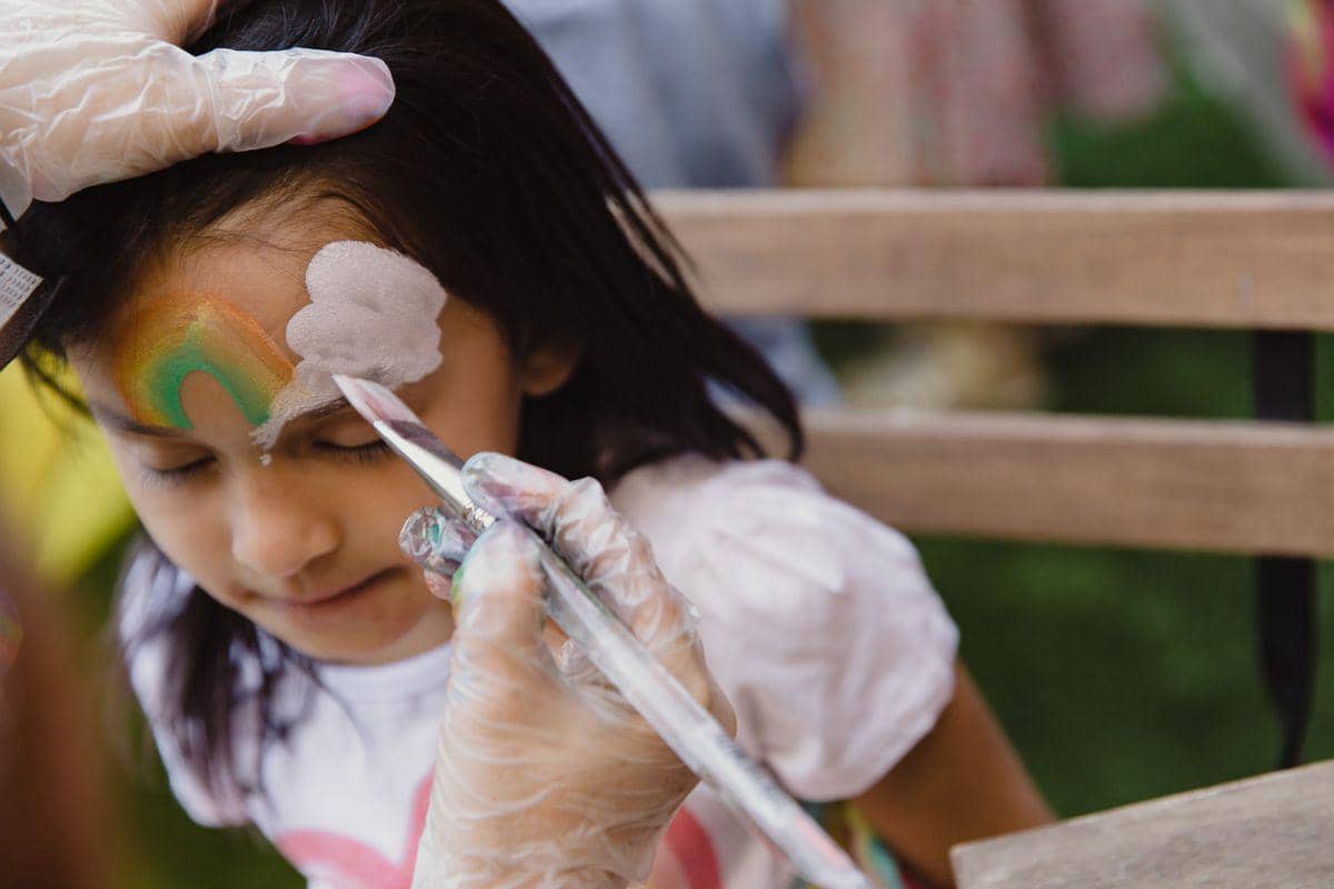 ilustrasi kuas pipih untuk face painting