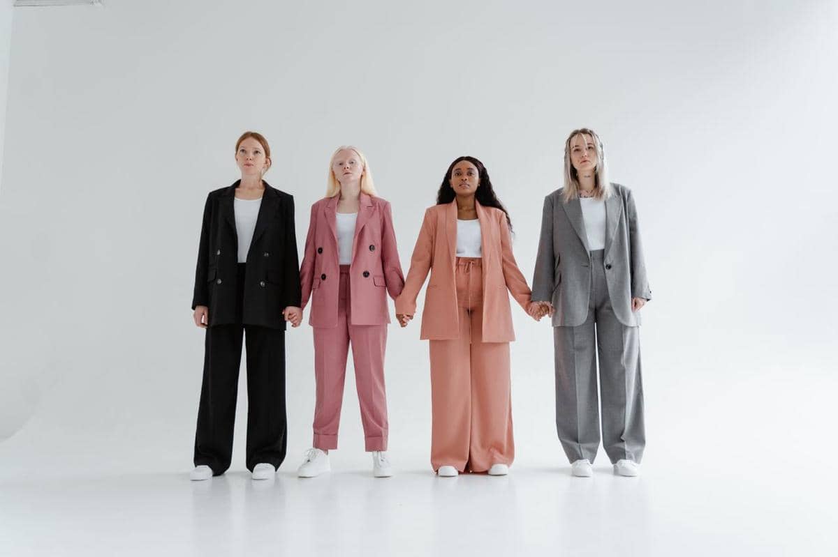 ilustrasi perempuan kenakan setelan blazer