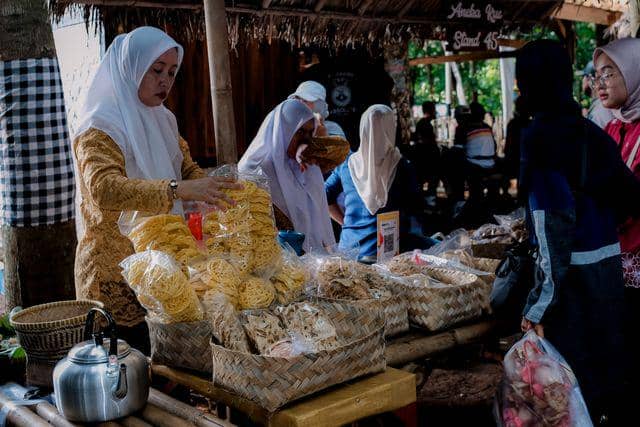 Solo Date Sambil Beli Oleh-oleh? Cara Simpel Apresiasi Diri