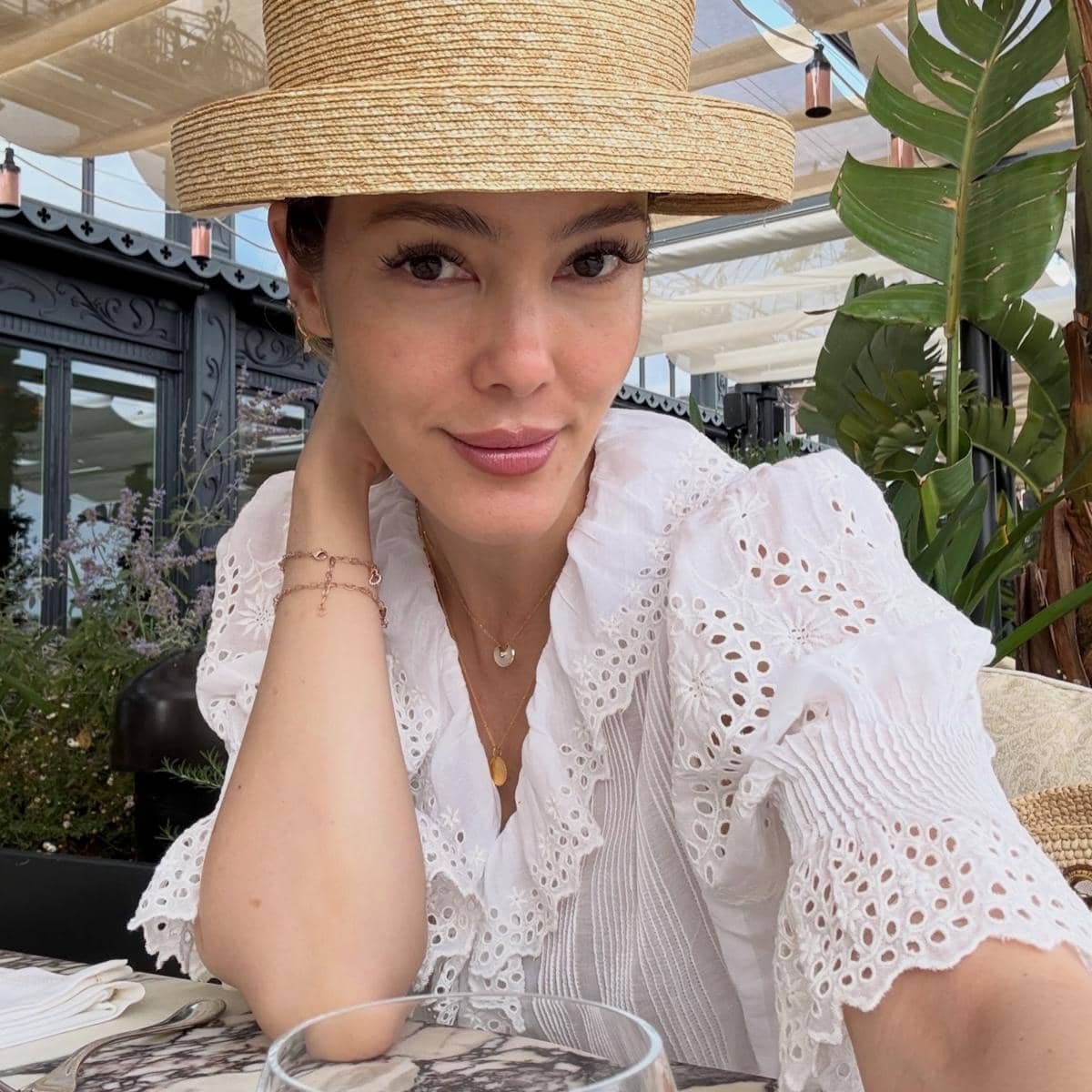 Cathy Sharon liburan musim panas di riviera Prancis