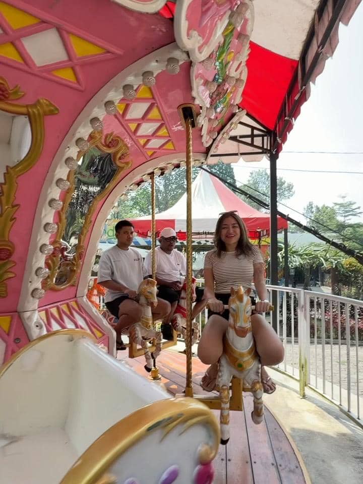 Nathalie Holscher dan keluarga liburan di Puncak