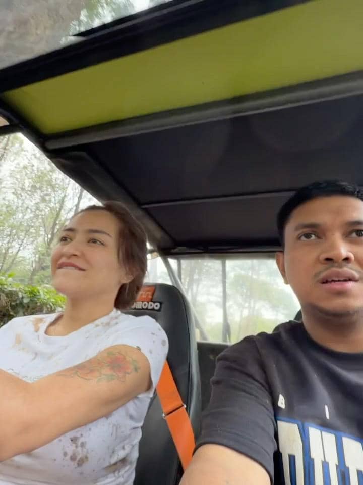 Nathalie Holscher dan keluarga liburan di Puncak