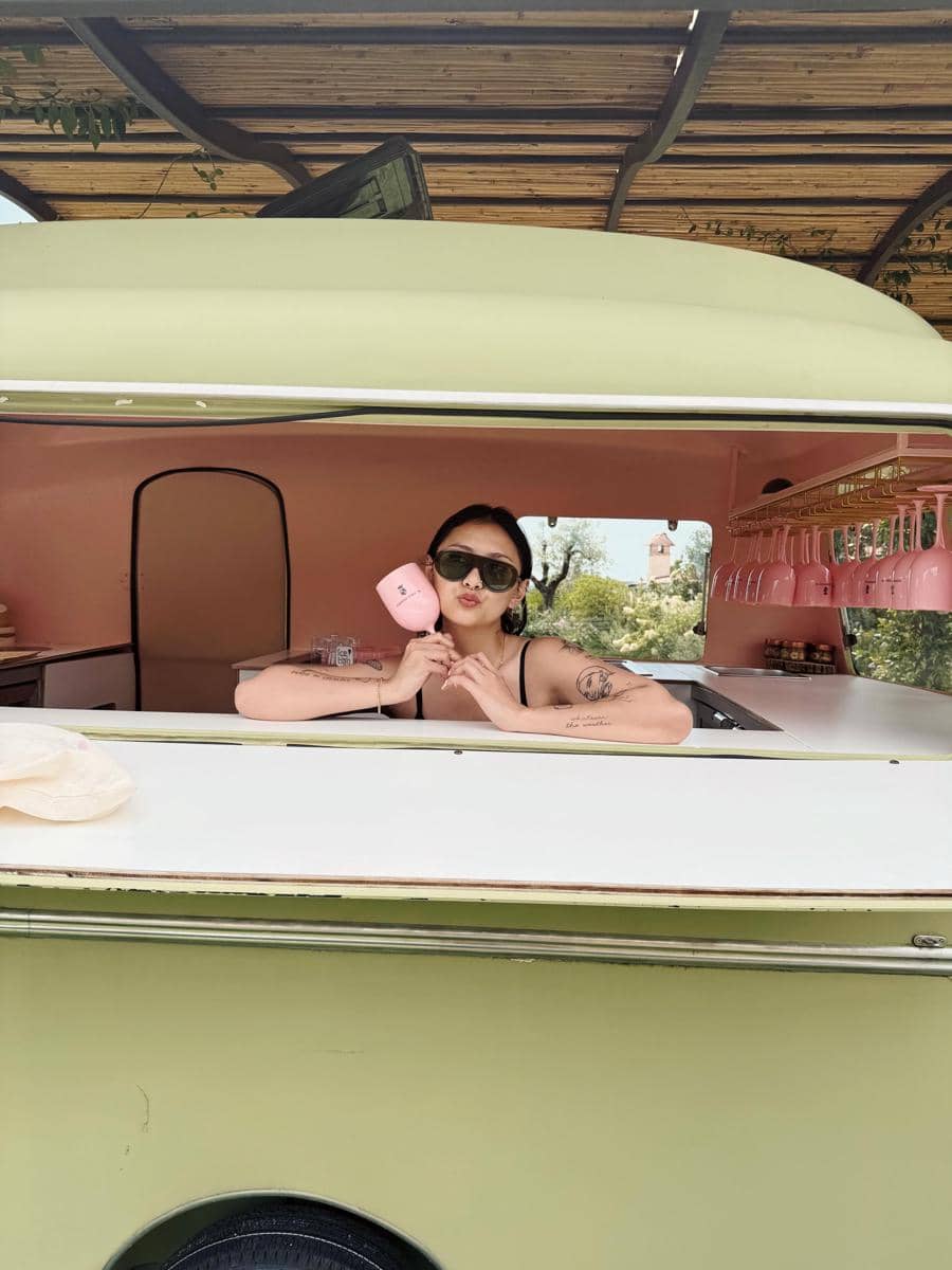 Onadio Leonardo dan istri liburan di Kota Salò