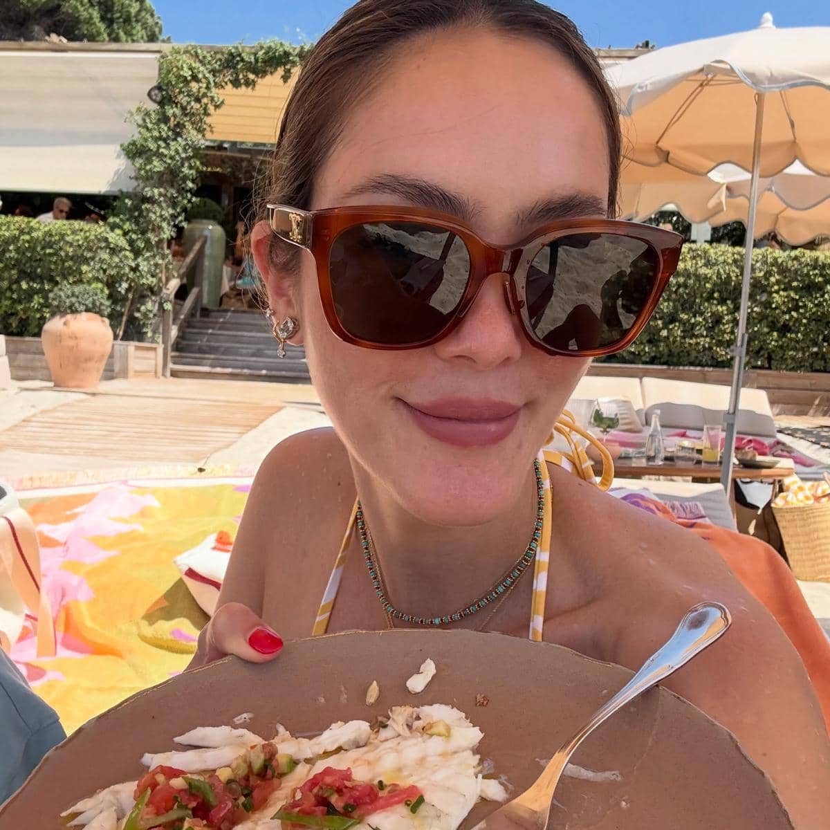 Cathy Sharon liburan musim panas di riviera Prancis