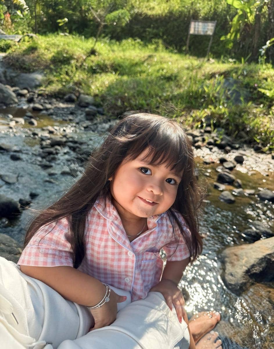 Cunda anak Denny Caknan camping di tepi sungai