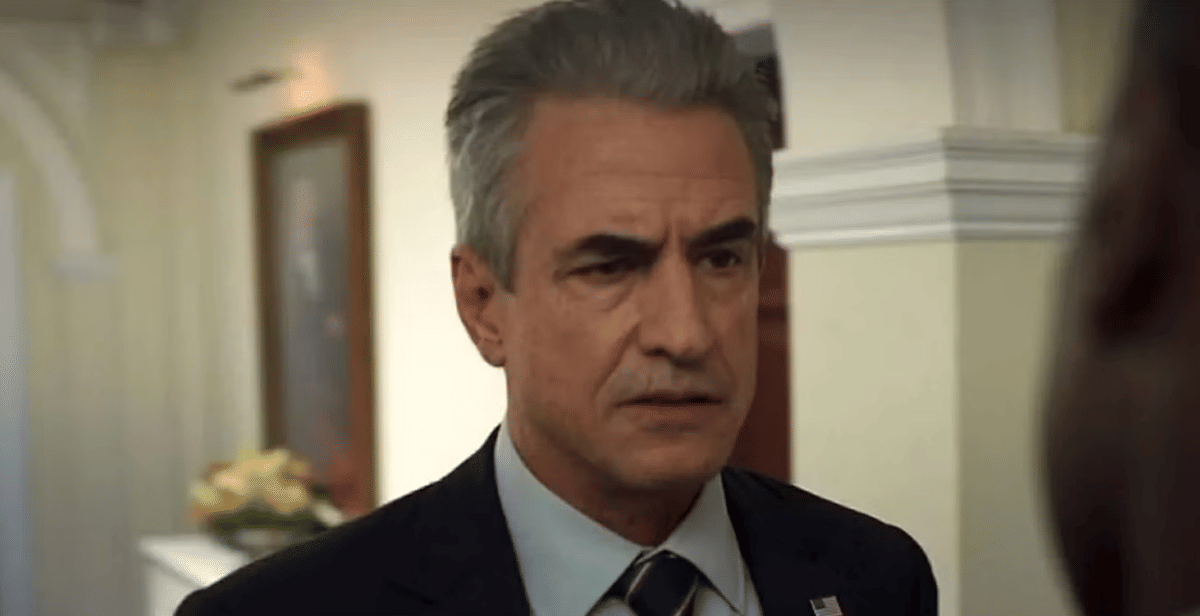 Presiden Ritson dari Marvel Secret Invasion tampil mengenakan setelan gelap dalam salah satu adegan serial produksi Marvel.