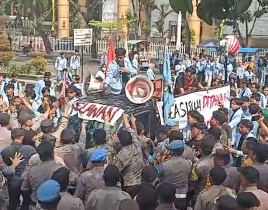 Unjuk Rasa di Kantor Gubernur Riau Ricuh, Dua Mahasiswa Terluka