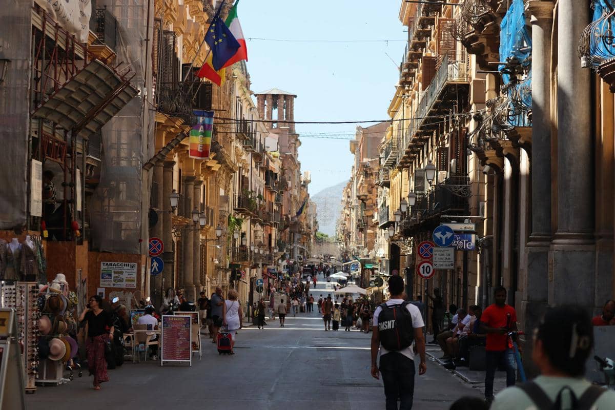 Suasana salah satu jalanan di Kota Palermo, Sisilia, Italia.