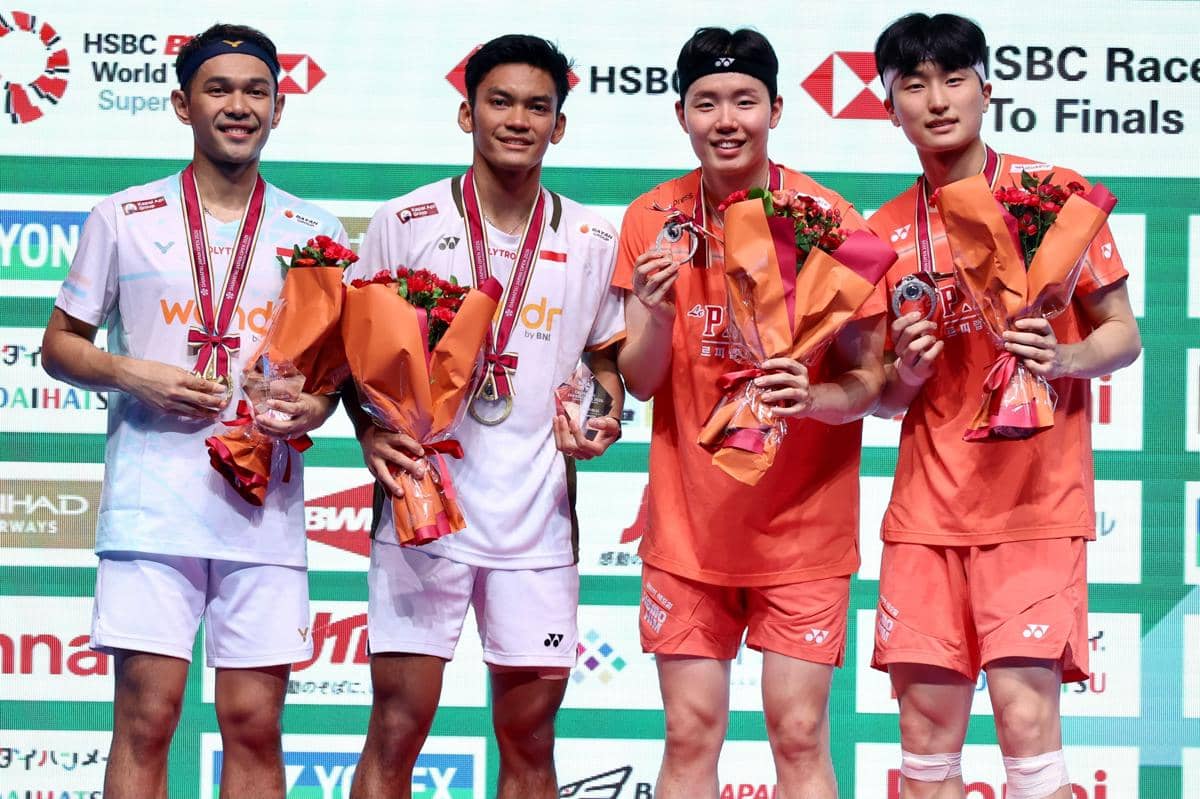 Fajar Alfian/Muhammad Shohibul Fikri dan pasangan Korea Selatan, Kim Won Ho/Seo Seung Jae, di podium ganda putra Japan Open 2026 (dok.PP PBS