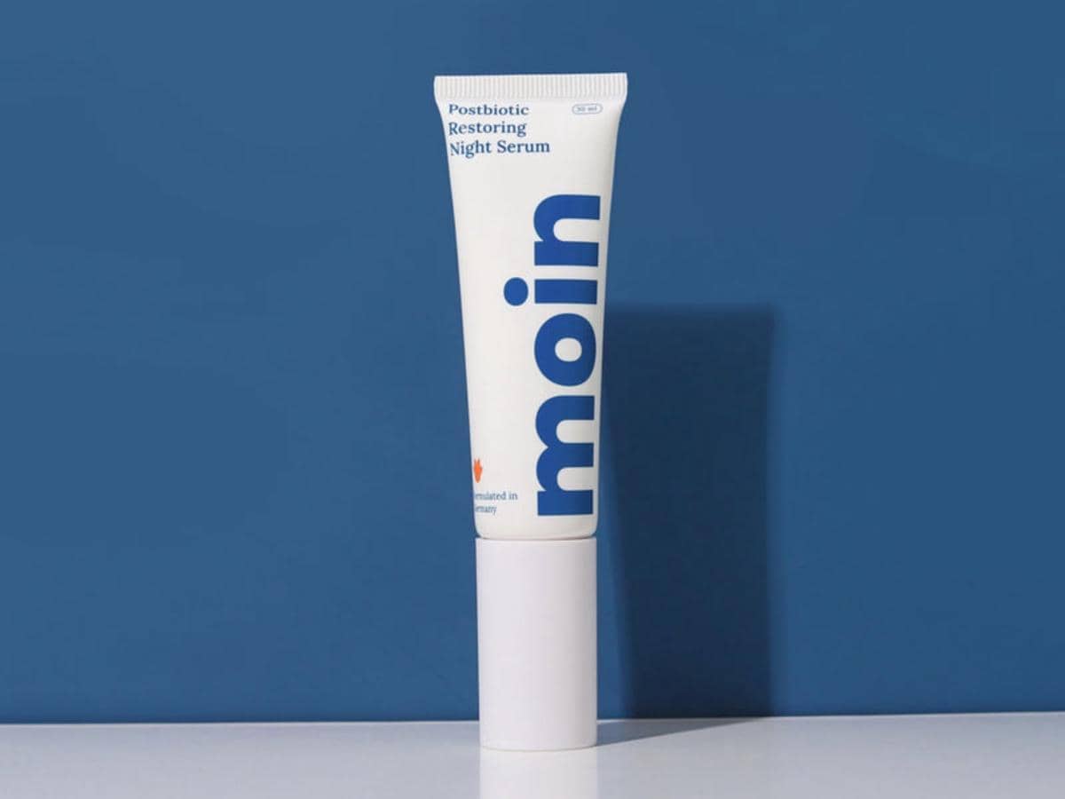Botol Moin Postbiotic Restoring Night Serum dalam kemasan produk perawatan kulit malam dari gutenmoin.co.
